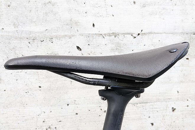 Sattel vor grauer Wand