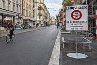 Auf der eigentlich autofreien Langstrasse wurden über 17'000 verteilt.