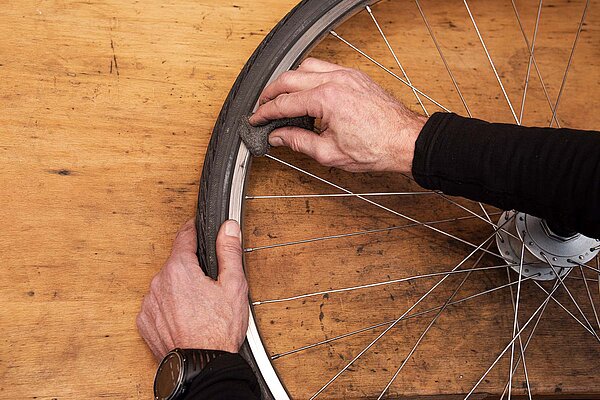 Die Felgen sollten beim Putzen nicht vergessen werden. Felgen putzen am Velo