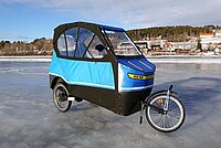 Eine Trike steht auf einem gefrorenen See.