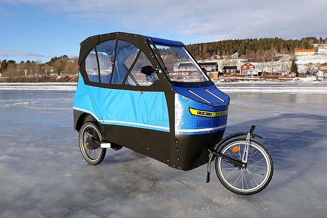 Eine Trike steht auf einem gefrorenen See.