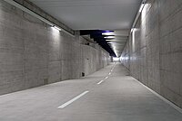 Tunnel mit Fahrspuren