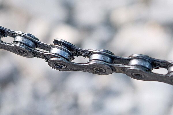 Kettenriss Fahrrad Reparatur Tipps und Tricks. Kaputte Fahrradkette mit defektem Glied.