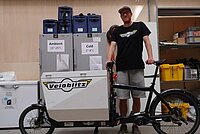 Der Vertriebsleiter des Veloblitz vor mit Cargobike.