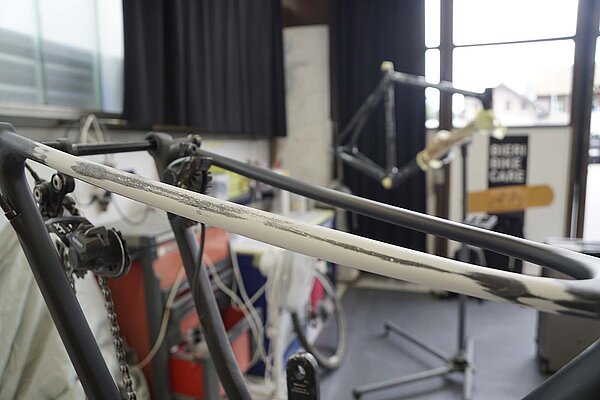 Carbonrahmen werden bei Bieri Bike Care repariert. 