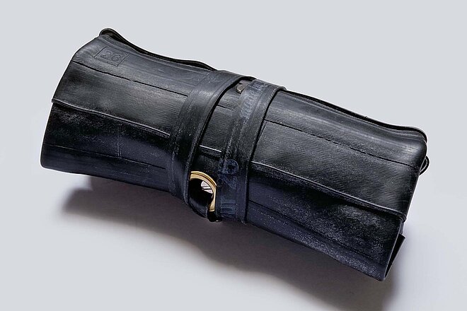 Werkzeugetui aus alten Fahrradschläuchen.