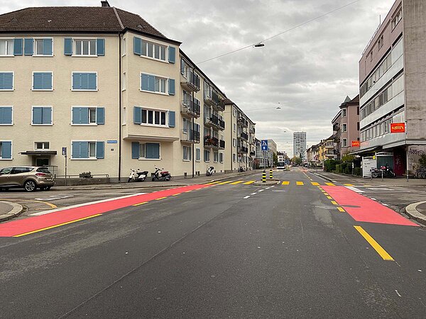 Strasse mit Markierung für Velostreifen
