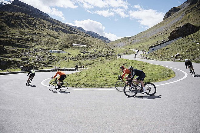 Klausen Monument war ein voller Erfolg. Rennradfahrer auf einer Passstrasse.