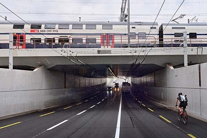 Die Velostreifen auf der Fahrbahn der Unterführung sollen angehoben werden.
