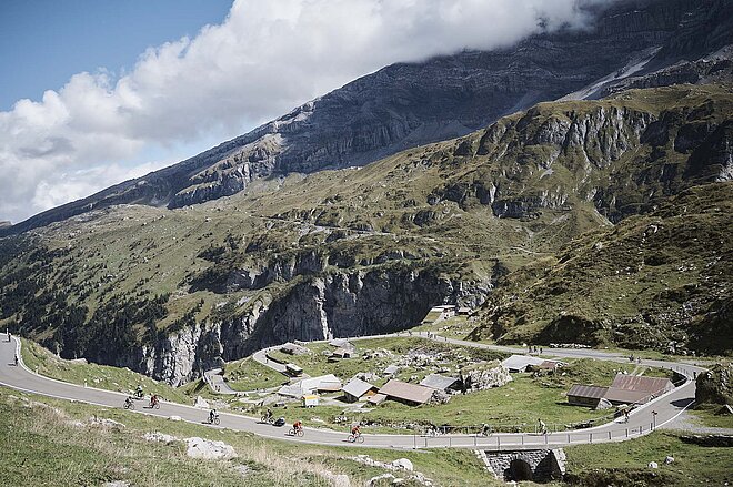 Klausen Monument war ein voller Erfolg. Velos auf einer Passstrasse.