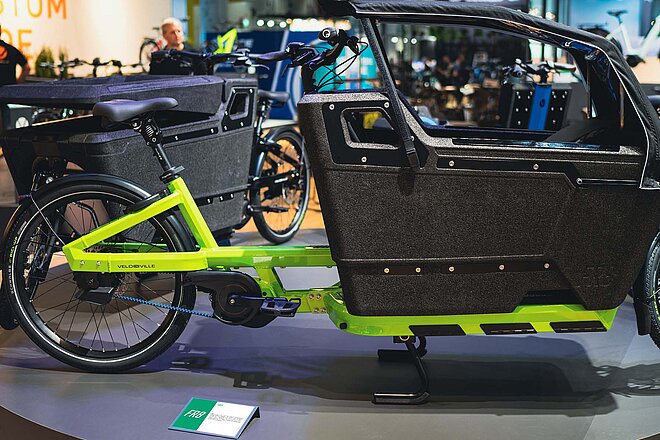 In die Entwicklung des Velo de Ville «FR8» flossen auch Projektarbeiten von Studierenden ein. (Foto: ZVG) Studenten der FH Münster entwickelten zusammen mit Velo de Ville ein Cargobike. Velo de Ville FR8 an der Eurobike.
