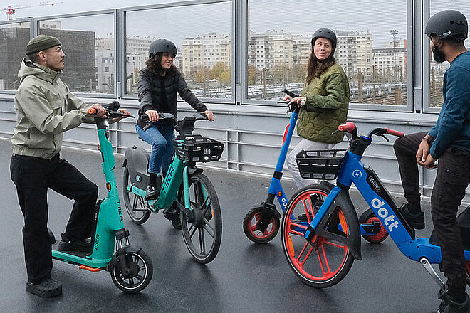 Shared Mobility in der Krise. Junge Menschen auf E-Scootern und E-Bikes.
