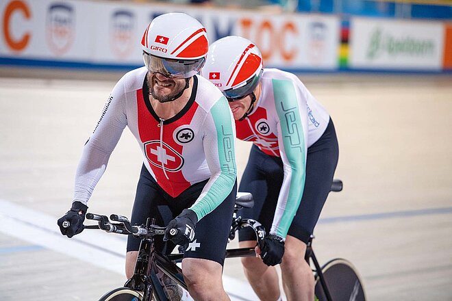 Zwei Bahnradfahrer auf einem Tandem