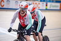 Zwei Bahnradfahrer auf einem Tandem