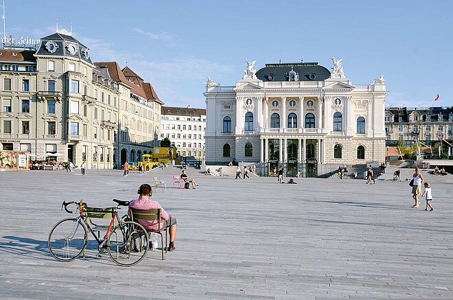 Als Start- und Zielgelände der WM-Rennen dienen das Bellevue und der Sechseläutenplatz. Die Rad-WM 2024 sorgt in Zürich für Wirbel. Sechseläutenplatz in der Stadt Zürich.