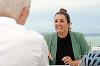 Zwei Personen sitzen an einem Tisch.