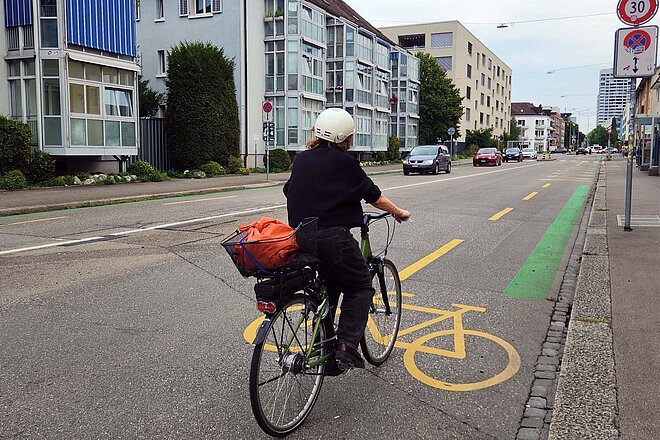 Eine Radfahrerin auf einem Radweg. 
