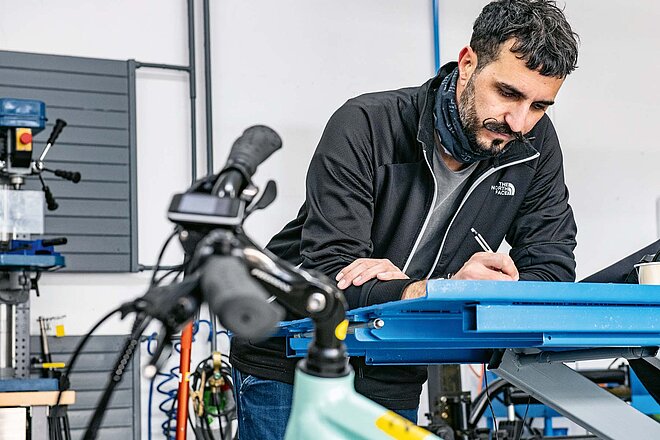 Günstige E-Bikes im Test: Nicht alle sind gut. 