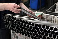 Reynolds hat seinen ersten Nachhaltigkeitsbericht veröffentlicht. Stahlrohre liegen auf einem Haufen. 