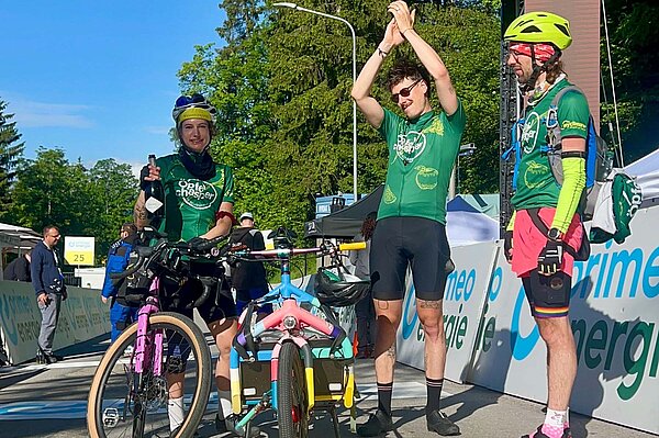 Drei Fahrerinnen des Kurierunternehmens meistern die ganze Tour.