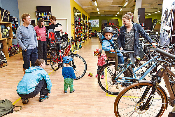 Die Kinder halten sich bei Laune, die Eltern prüfen.