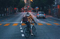 Frau auf Fahrrad in der Stadt Bern. 