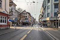 Die Langstrasse wird doch nicht autofrei. Strasse mit einer separaten Busspur in der Stadt Zürich.