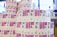 Rollen mit Aufklebern der Schweizer Velovignette.