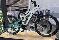 E-Mountainbikes an einem Messestand an der Eurobike.