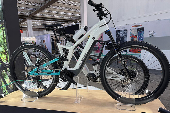 E-Mountainbikes an einem Messestand an der Eurobike.