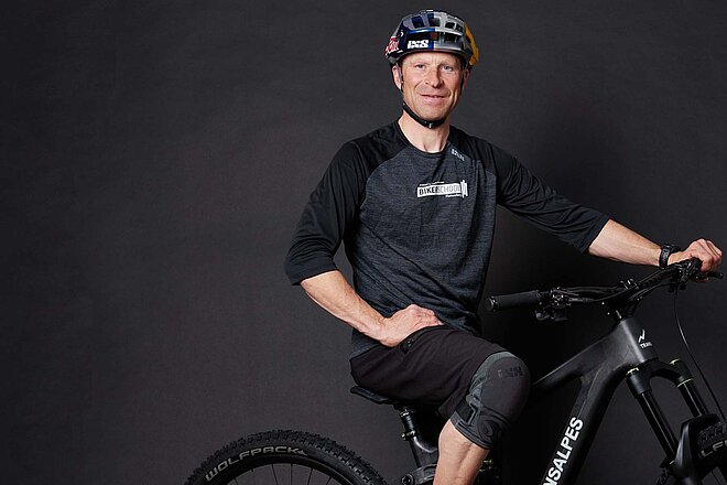 Rene Wildhaber auf einem Mountainbike der Marke Transalpes