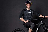 Rene Wildhaber auf einem Mountainbike der Marke Transalpes