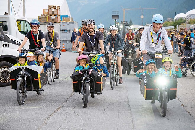 Am BuLa wurde das Goms eine eine Stadt verwandelt. Pfadfinder in Lastenrädern am Bula im Wallis.