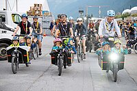 Am BuLa wurde das Goms eine eine Stadt verwandelt. Pfadfinder in Lastenrädern am Bula im Wallis.