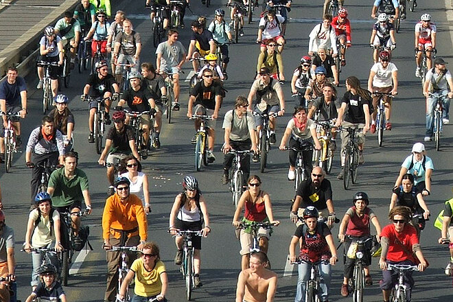 viele Velofahrer und veofahrerinnen fahren im Rahmen der Critical Mass nebeneinander als grosse Gruppe auf der Strasse