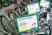 Fahrräder stehem mit einem Preisschild im Laden.