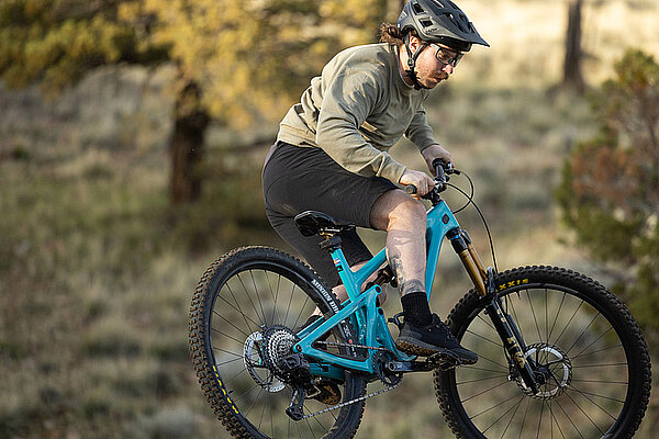 Ein Mann macht mit dem Mountainbike einen Skid.