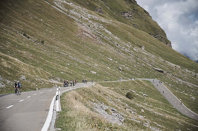 Klausen Monument war ein voller Erfolg. Radfahrer auf einer Passstrasse.