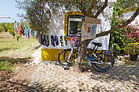 Wäsche hängt an einer Leine.