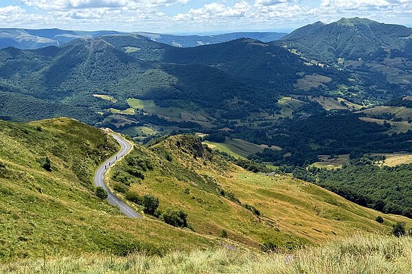 Eine Strasse in den Bergen. 