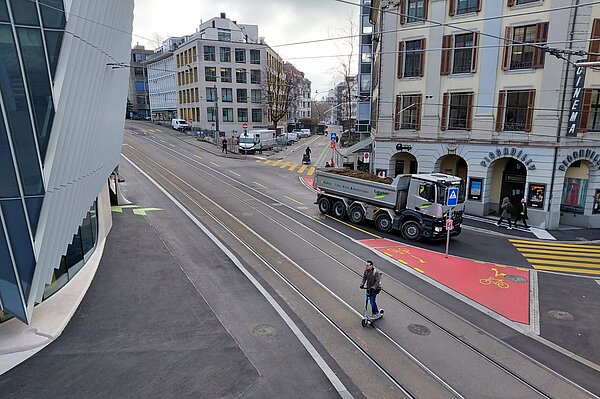 Einfahrt zur Velostation Stadelhofen.