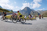 Radfahrer fahrer einen Passstrasse in den Alpen hoch.