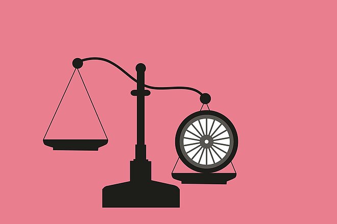 Waage mit Fahrradrad auf pinkem Hintergrund