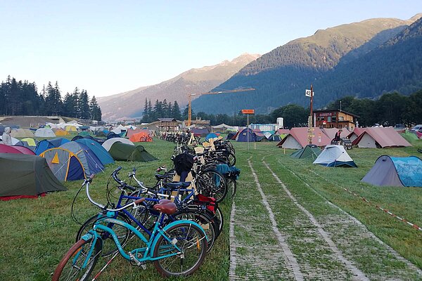 Eine Velostadt mitten im Goms. Morgenstimmung auf einem Zeltplatz.