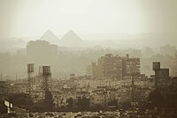 Bild von Kairo mit Smog, in Hintergrund die Pyramiden.