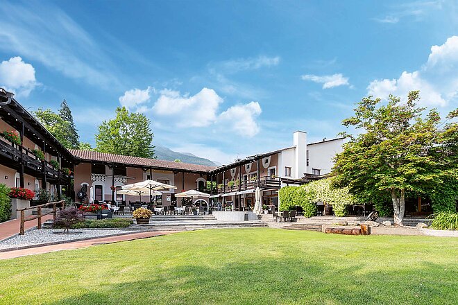 Hotelanlage mit grünem Rasen