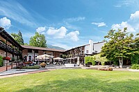 Hotelanlage mit grünem Rasen