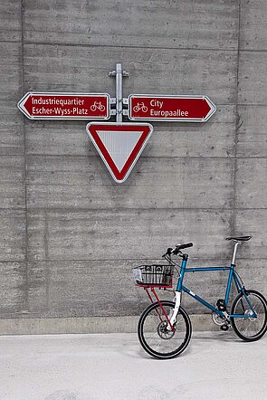 Wegweiser an einer Betonwand. 