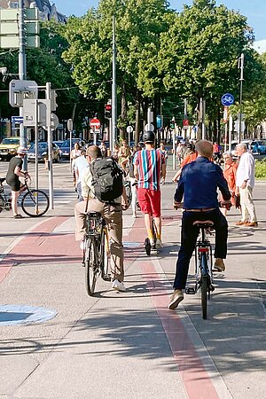 Ist Wien eine Velostadt? Radfahrende stauen sich einer Strasse in Wien.
