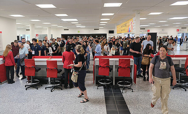 Eine Gruppe von Menschen steht in einer Halle.